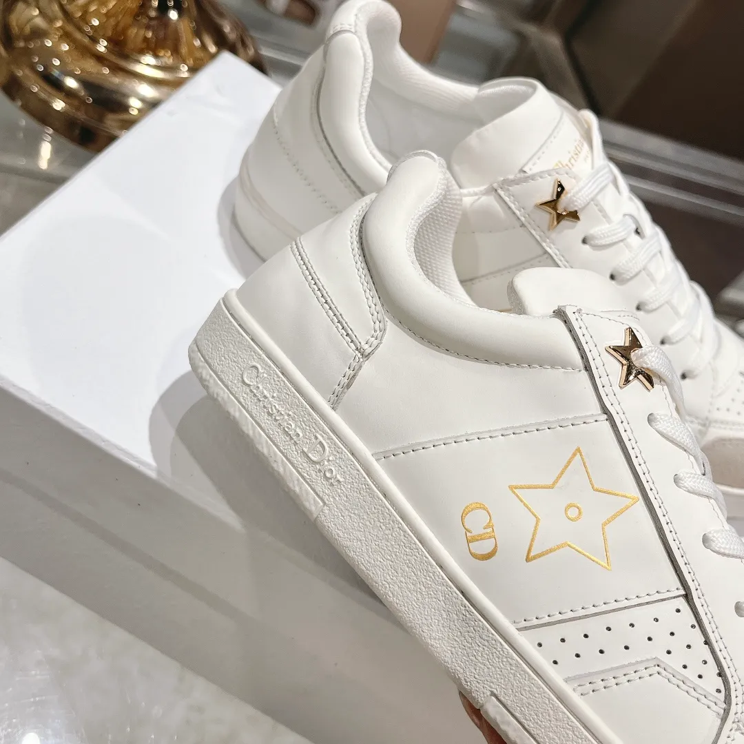 👟👟Ex-factory price 560👟👟Dior2024 new white shoes, Dior Dior Star women's sports shoes, very light summer white shoes. The upper is carefully made of imported suede, decorated with tonal suede panels, metal stars decorate the lace eyelets, and breathable mesh inside. The upper is punched and designed not to stuffy the feet. It is equipped with Christian Dior logo and thin soles. The thick sole is suitable for all seasons! Size: 35-41 (40 and 41 are customized and cannot be returned or exchanged)